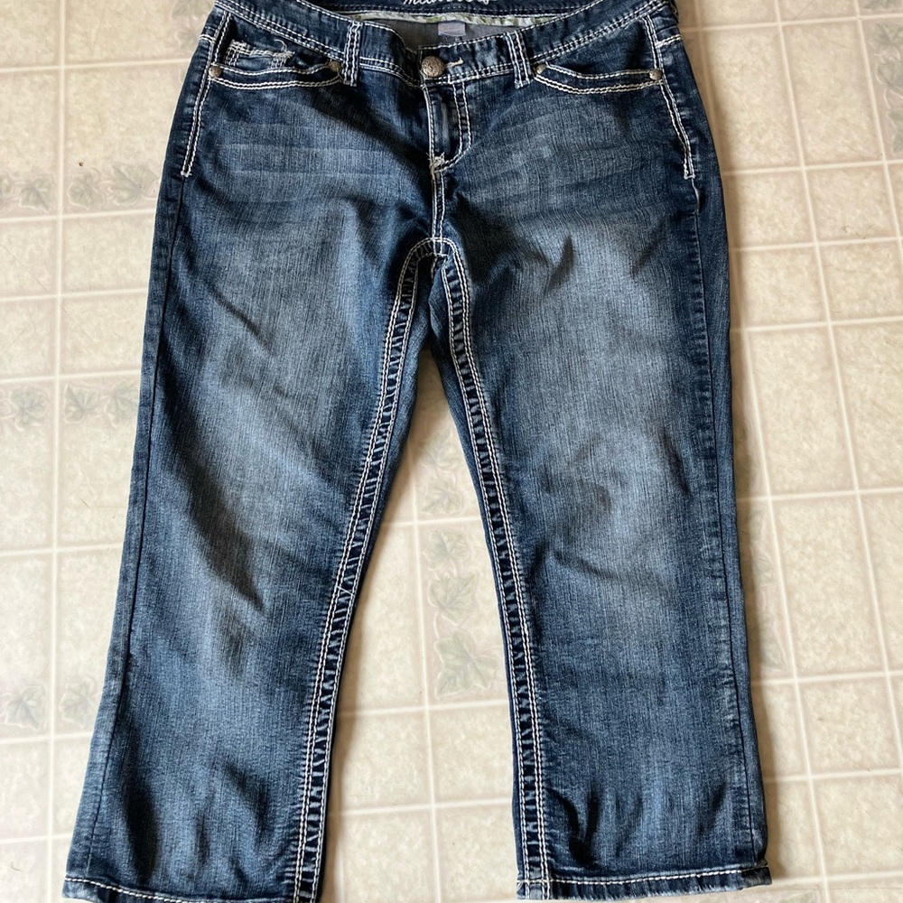 Maurices White Stitching Denim Capri Pants Embroidered Back Pockets size 11 12